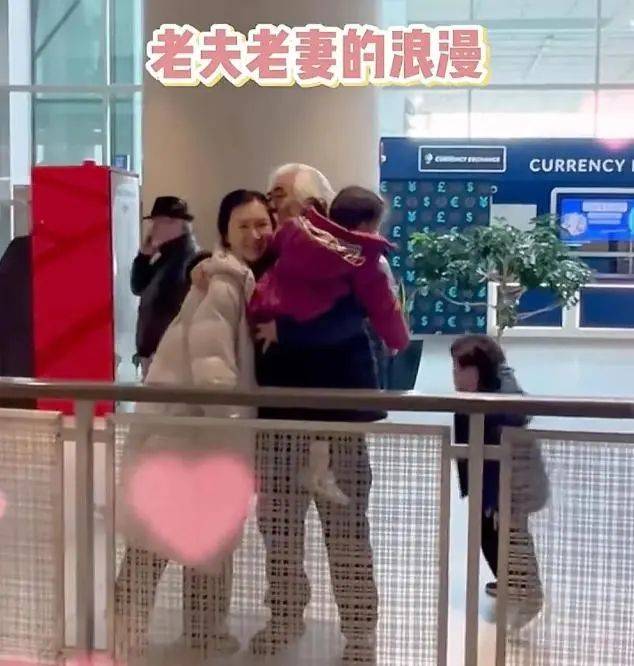 张纪中异国过年，家庭责任引热议，春节不停工，张纪中美国拍戏家庭事也不少