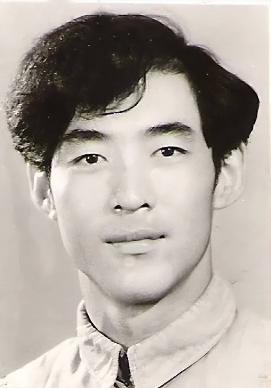 著名演员师伟:接连痛失儿子,丈夫,女儿,染霜的玫瑰带泪开