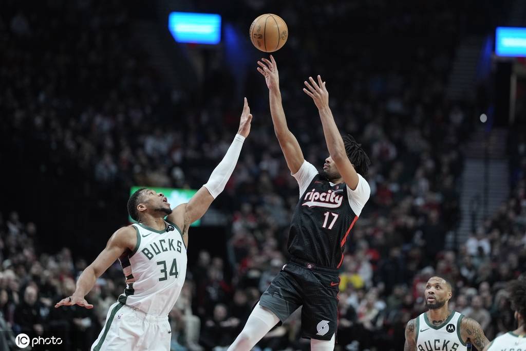 阿夫迪亚30 9字母哥空砍39分 艾顿两双开拓者胜雄鹿