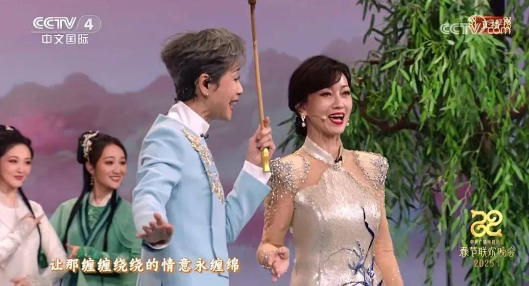 61岁叶童和71岁赵雅芝春晚重唱《新白娘子传奇》，网友：梦回童年_许仙_表演_新篇