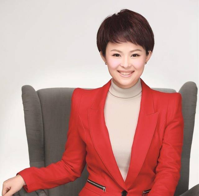 栗娜的亲和力与刘颢玥的独特见解,形成了节目中的另一种对话