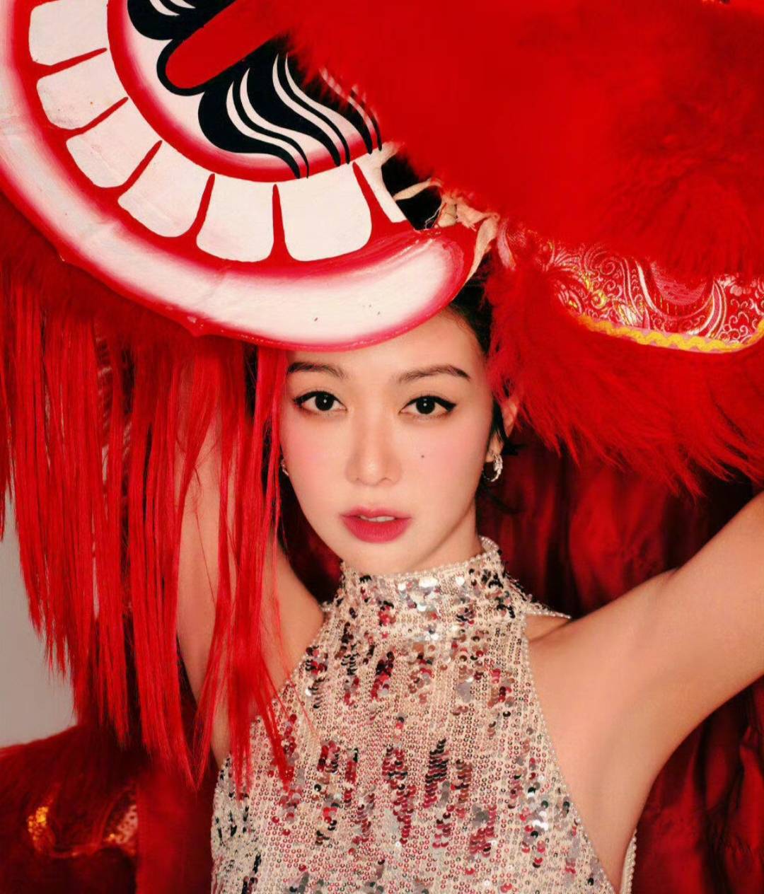 除了钟楚曦的化妆才华外今年春晚美女姐姐们的同台也成为了一大亮点