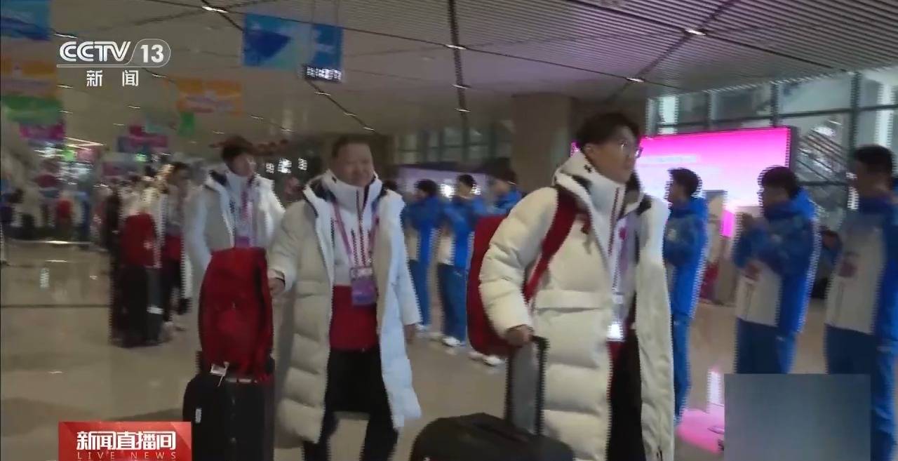 中国男子冰球队抵哈，亚冬会力争突破，亚冬会筹备：中国男冰队到哈，外国代表团也来了