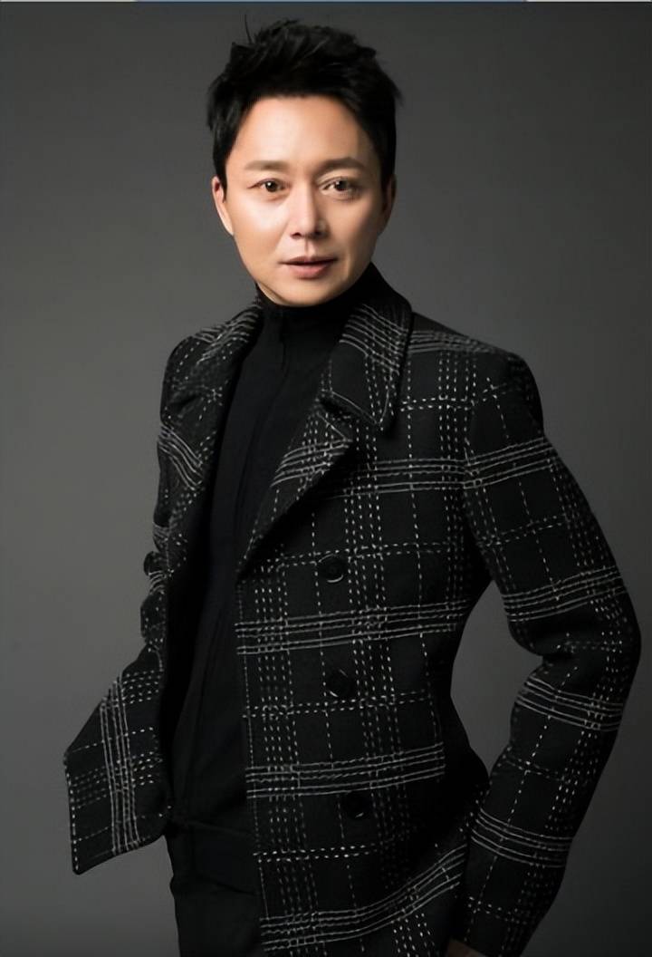 演员刘奕君:带着儿子再婚,中年得女后,父子俩一起将她宠成公主