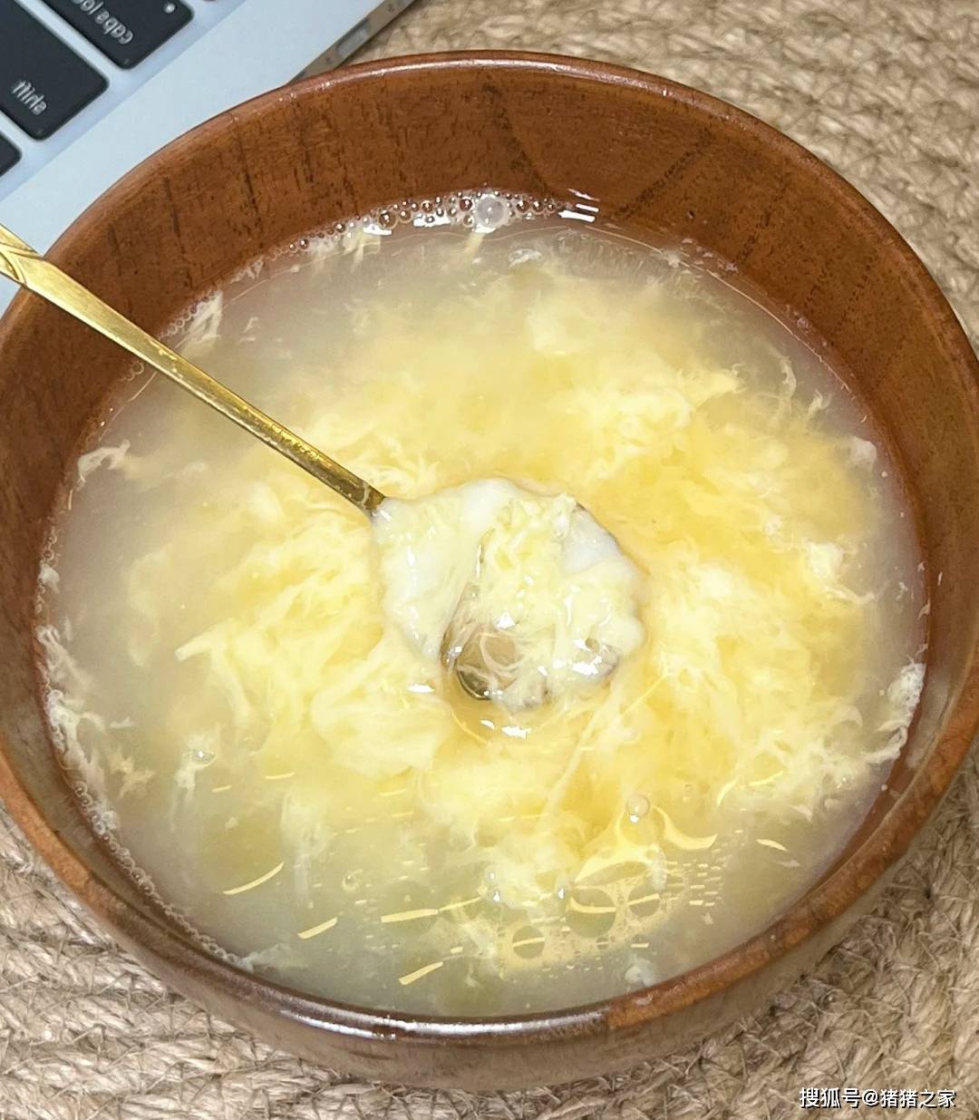早晨空腹喝开水冲鸡蛋会升高吗(早晨空腹喝冲鸡蛋好不好)