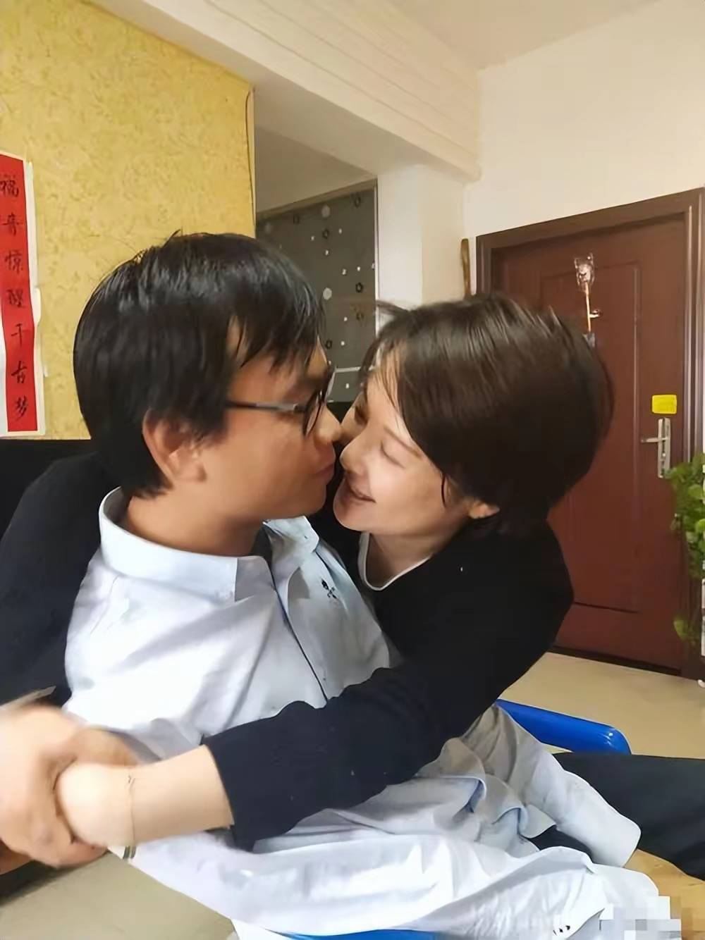 52岁袁立陪湖南老公探亲,她胖成"四方脸",二人越来越有夫妻相_梁太平