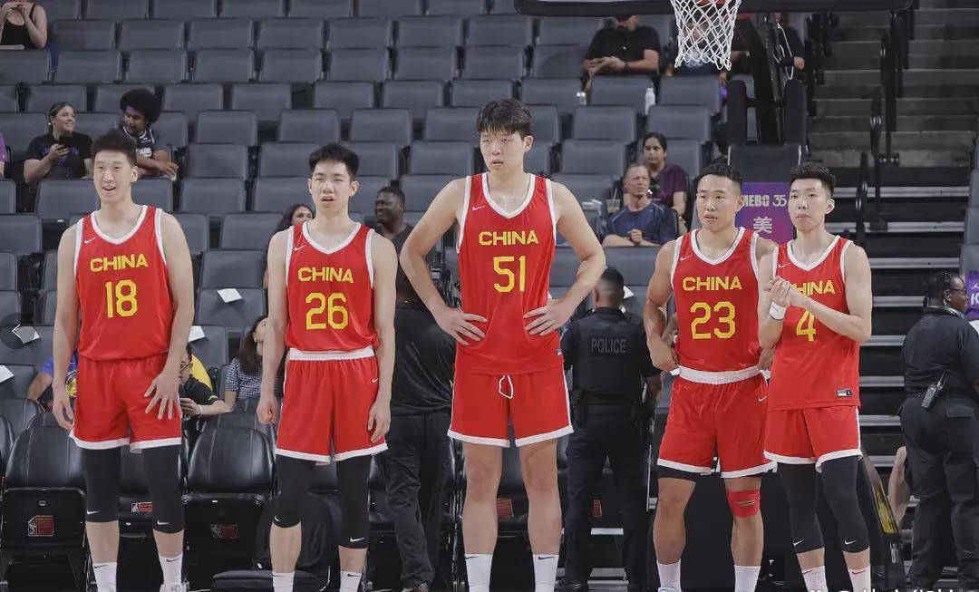中国男篮VS日本男篮！郭士强颠覆首发阵容，新锋线搭配备受关注