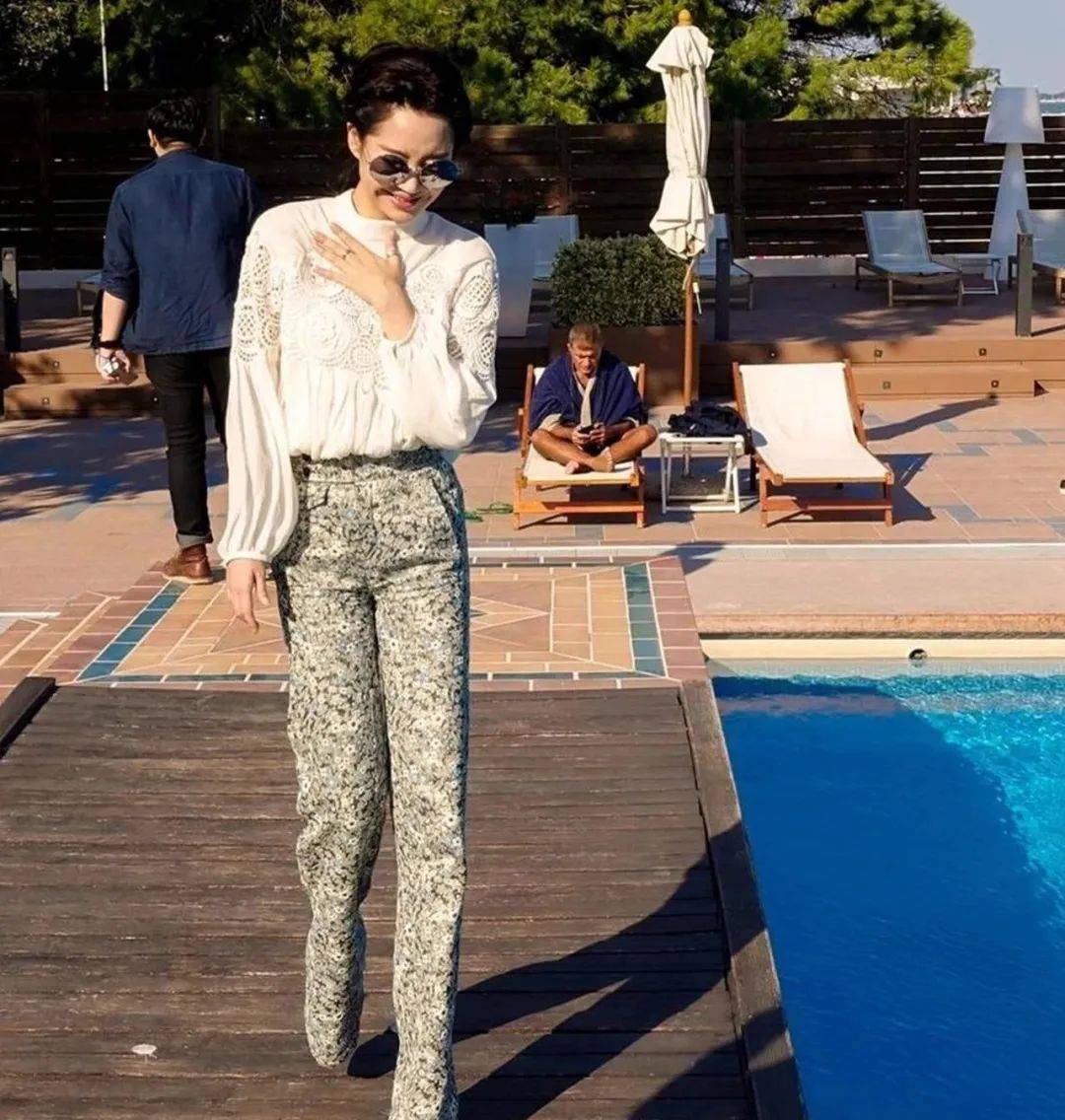 55岁许晴与冯小刚罕见合体,穿蕾丝上衣s曲线明显,冯导一脸享受很满足