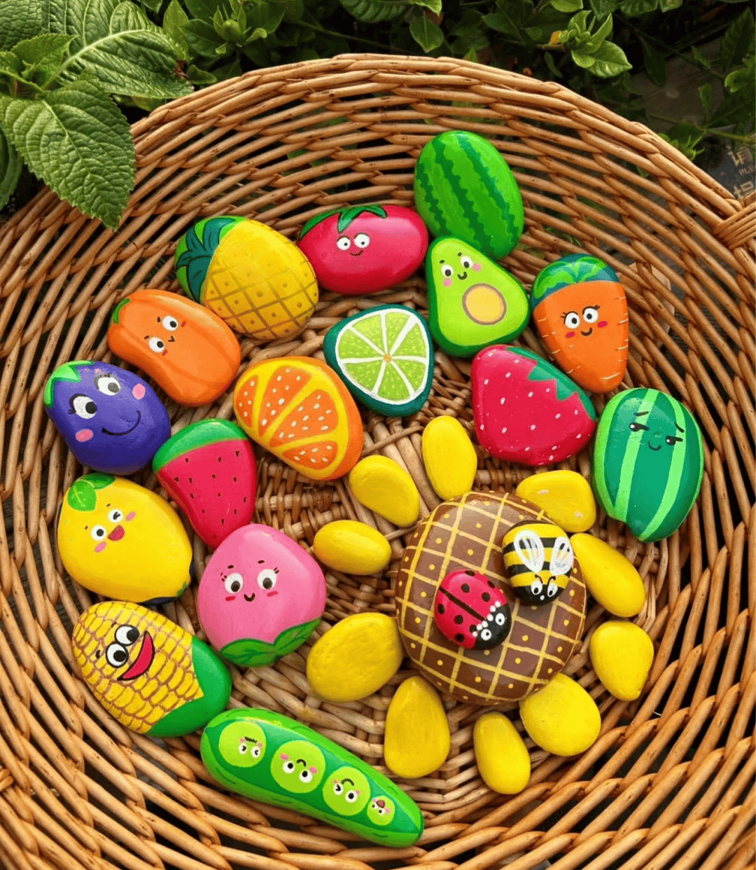 孩子和爸爸妈妈一起动手完成石头绘画作品,让孩子们在彩绘过程中体验