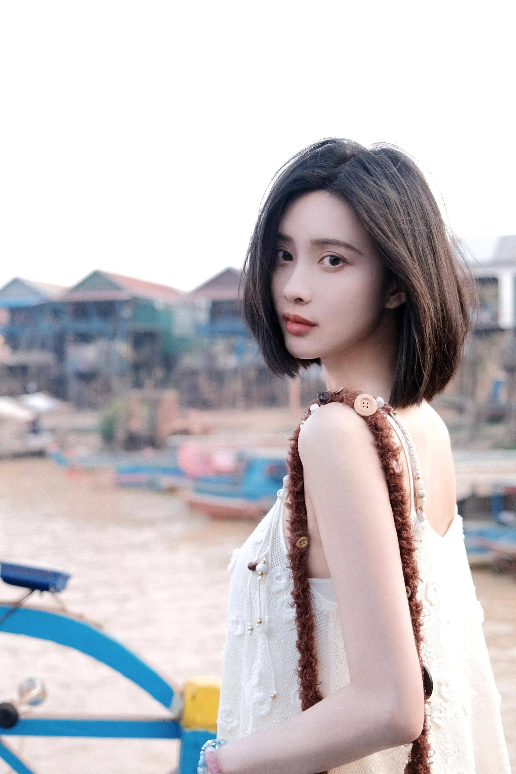 孟子义留着齐肩短发穿着白色的纱裙又甜又飒整个人状态超好的