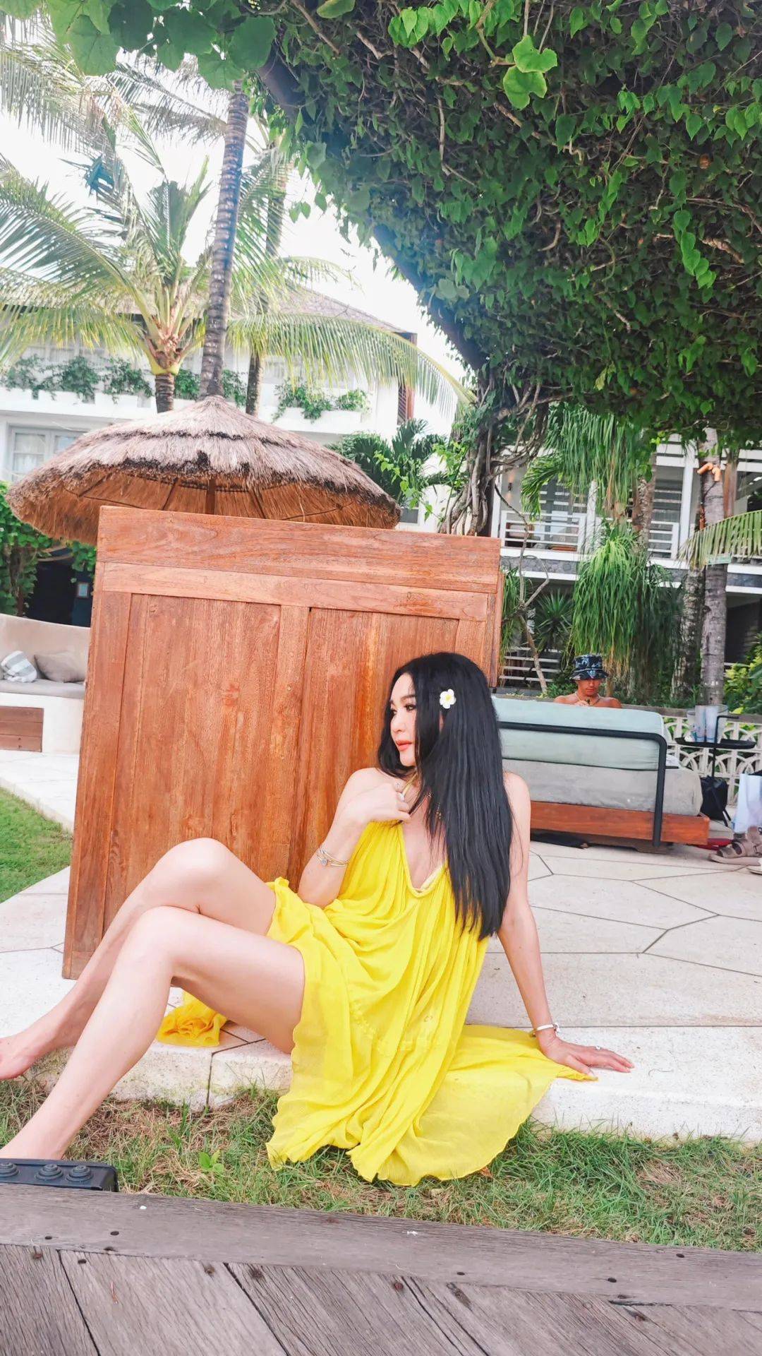 59岁温碧霞新年三亚度假,穿黄色吊带肤白如雪,性感至老!