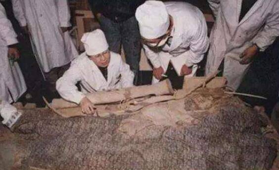 陕西挖出9岁公主墓,石棺上写"开棺即死",考古家打开后怎样了