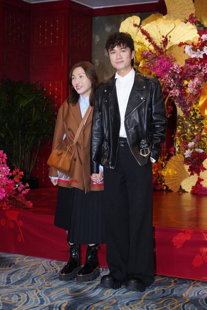 其中,古巨基,容祖儿和阿sa等娱乐圈好友也现身婚礼现场,为卫诗雅送上