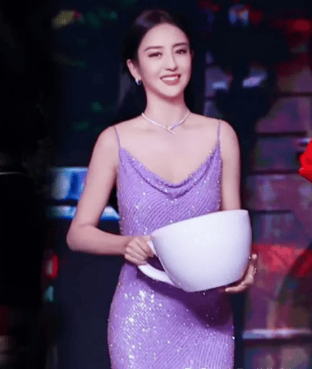 45岁高圆圆同框41岁佟丽娅,终于见识了明媚美与寡淡美的差距有多大了