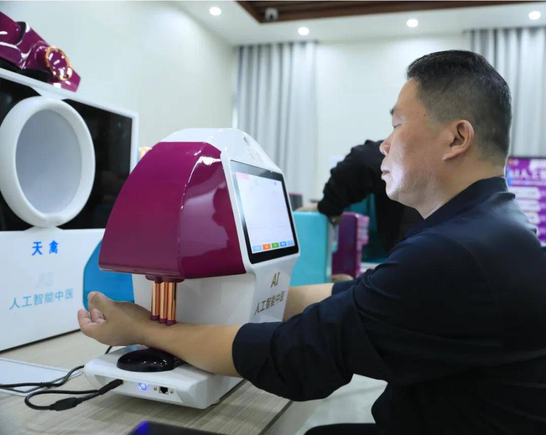 在考察过程中,天禽医疗科技的工作人员详细介绍了 ai 人工智能脉诊仪