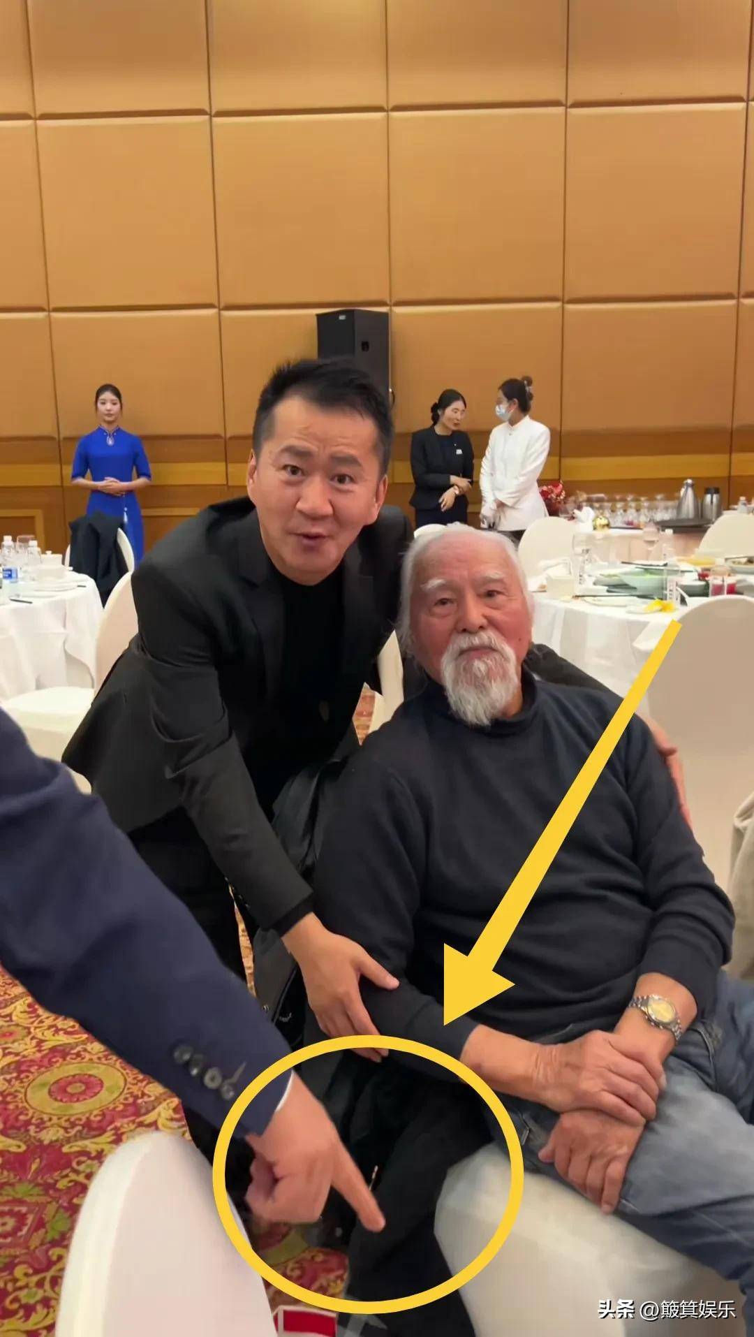 李嘉明遇《哪吒》无量仙翁配音89岁王德顺老师合影拒蹲前面