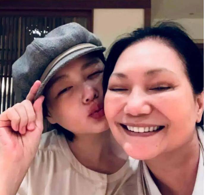 汪小菲与S家：面对悲痛的不同抉择 马筱梅直播：汪小菲新生活的温暖注脚