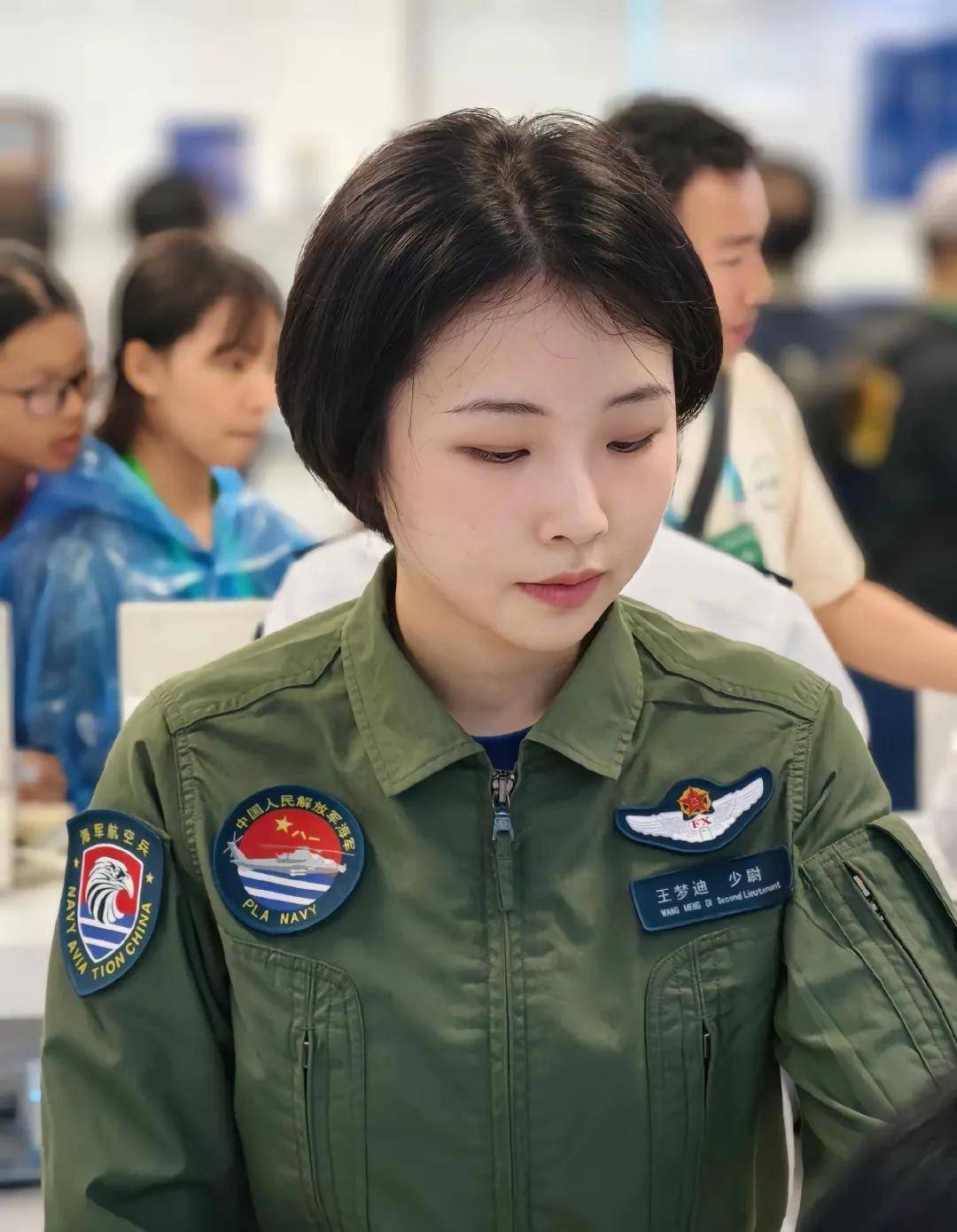 英姿飒爽,长得不比徐灿枫差