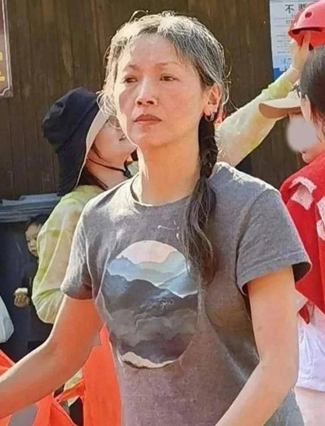 56岁吴倩莲息影12年重现荧幕,白发依然优雅动人!