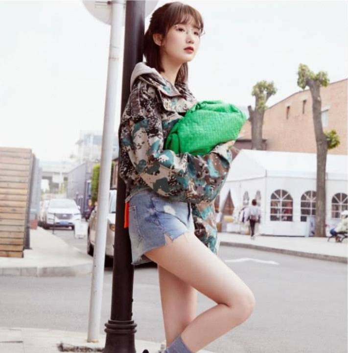 毛晓彤越来越靓丽了,牛仔短裤搭配迷彩服尽显少女气质!