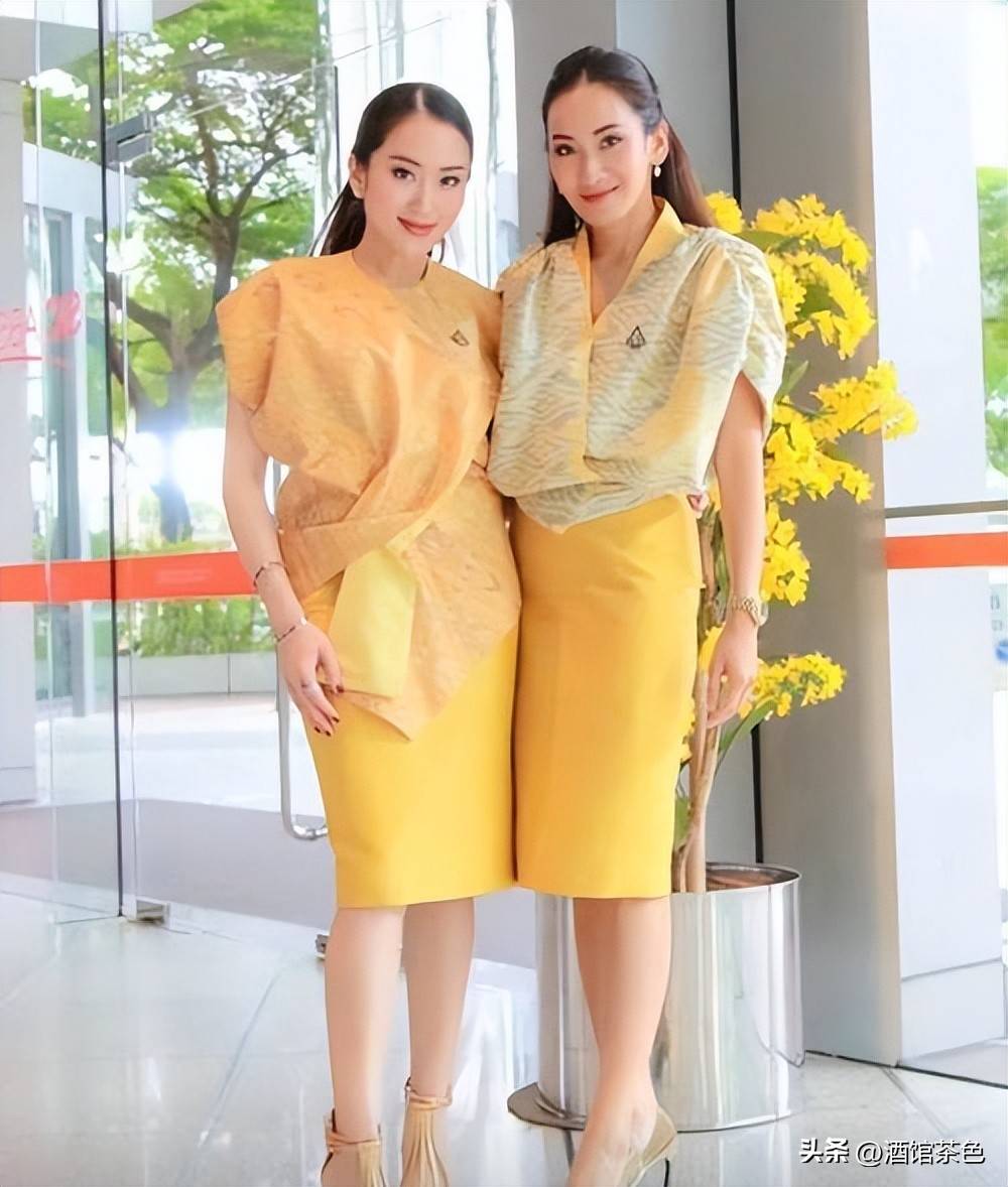 2019年佩通坦在香港结婚,英拉一袭金色长裙绝美,母亲朴乍曼缺席