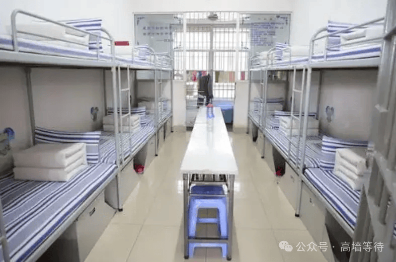 监狱宿舍住几个人?