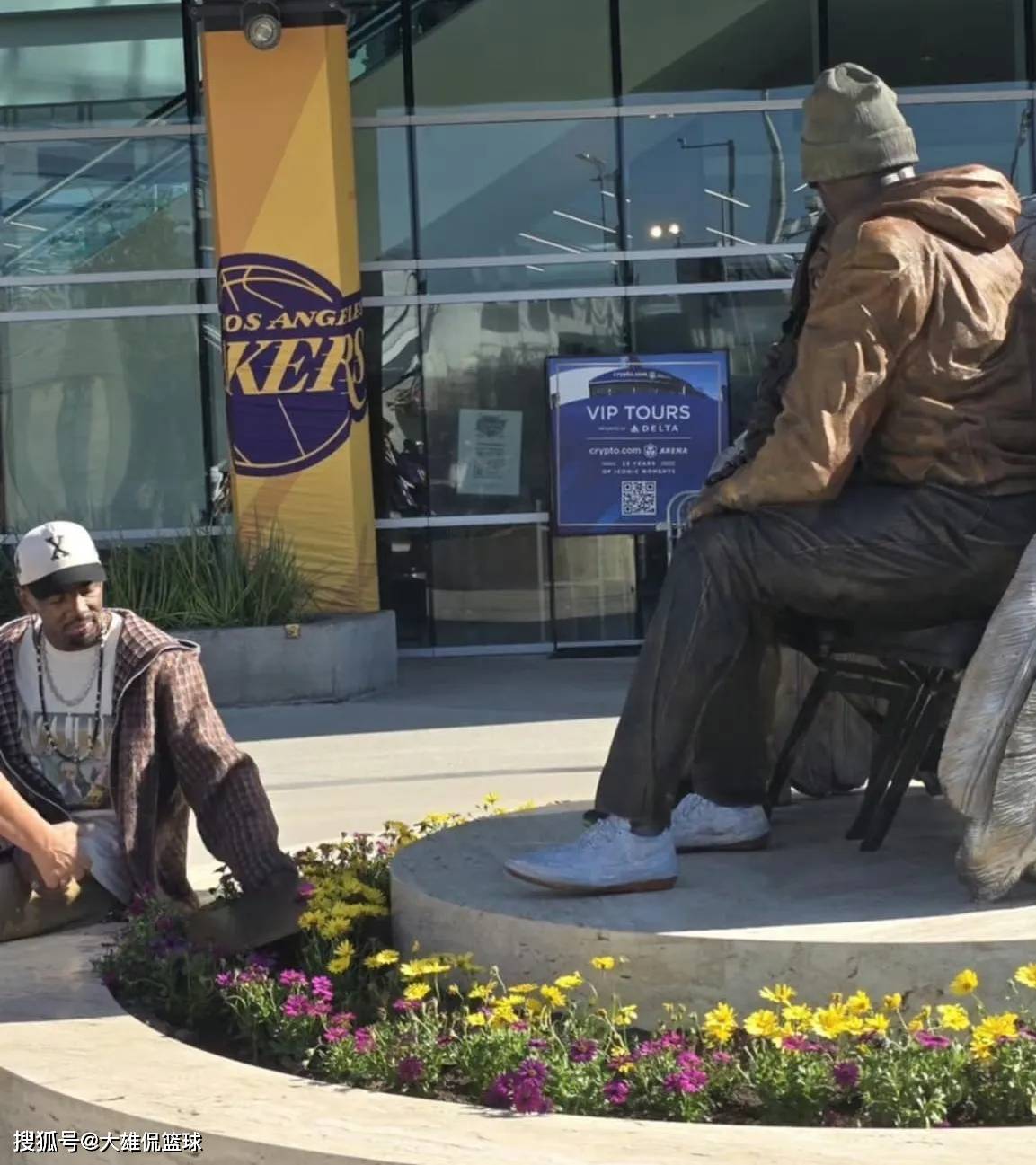 欧文赛前到球馆外观看科比和吉吉雕像，特意剃头整理面容_搜狐网