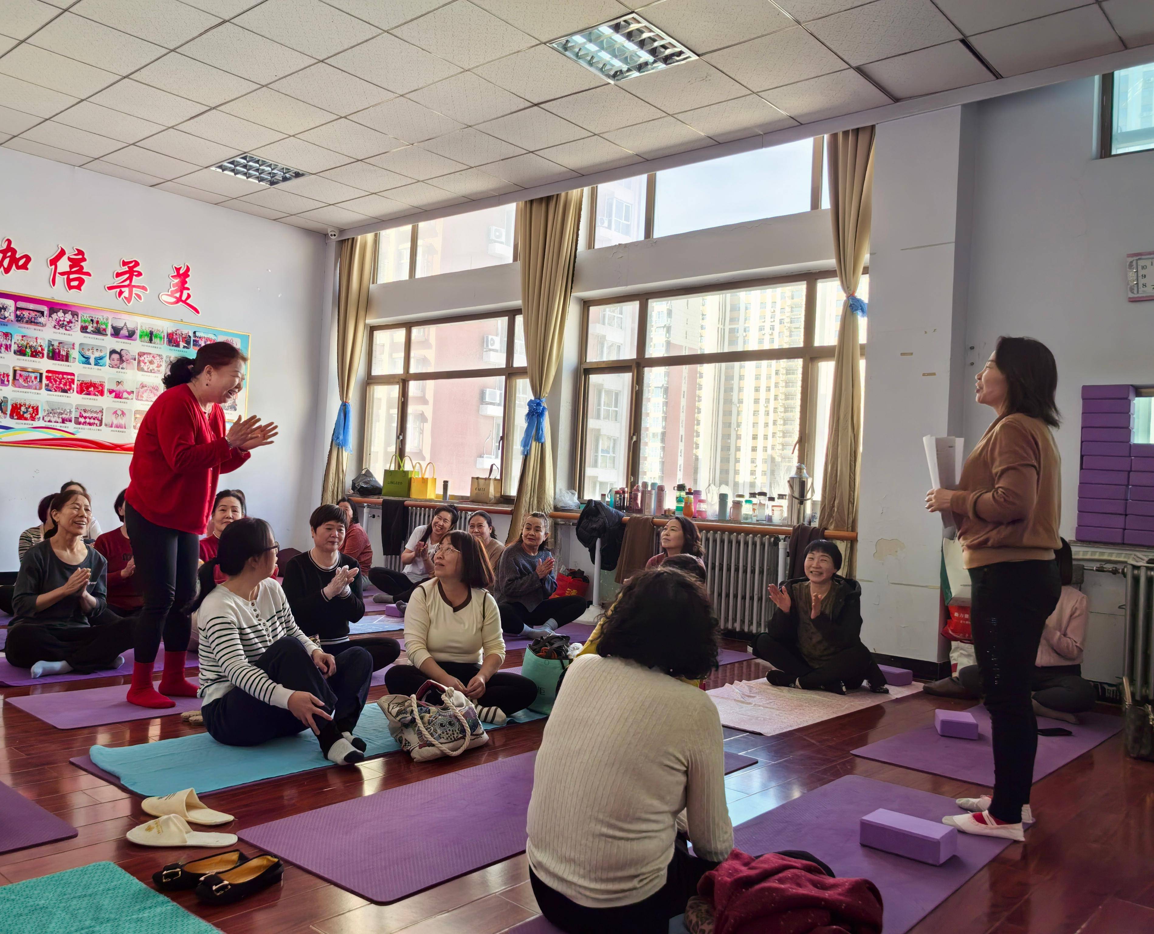 老年大学瑜伽班：相聚的喜悦与成长的期待，老年大学瑜伽班欢迎会：温馨满满