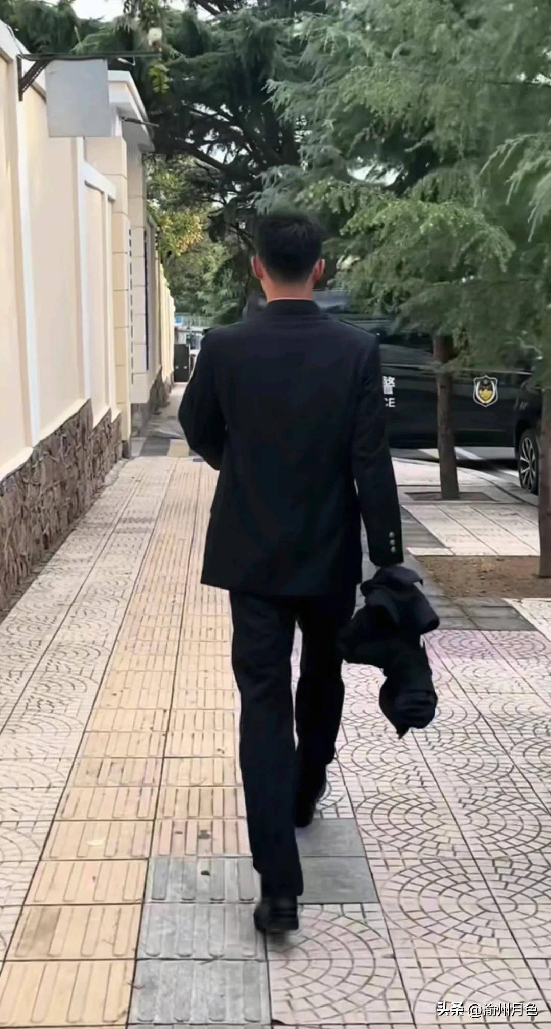 瞧那笔挺的身姿,完全就是站如松,坐如钟,行如风,卧如弓,军魂在他们的