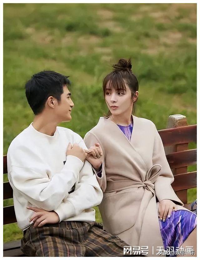 麦迪娜姜潮回北京,在机场蹲地嗦粉,都爱吃辣!吃完擦椅子好加分