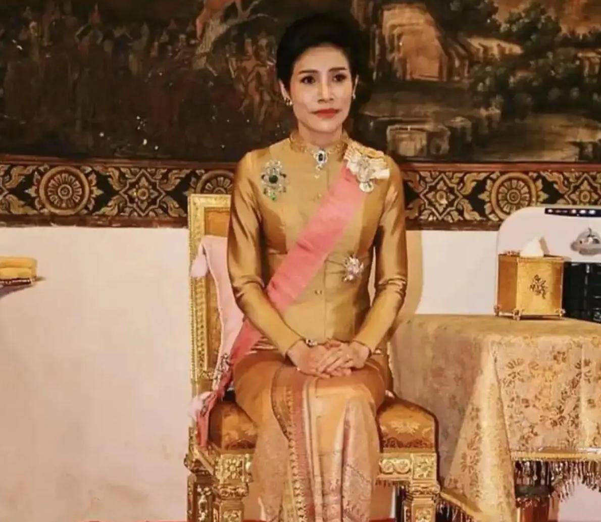 诗妮娜贵妃戎装海报出炉,泰王下令授予玛拉勋章,帕公主罕见亮相