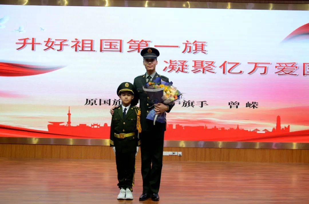 英雄足迹照童心,曾嵘携国旗情走进包头市昆都仑区第一实验小学