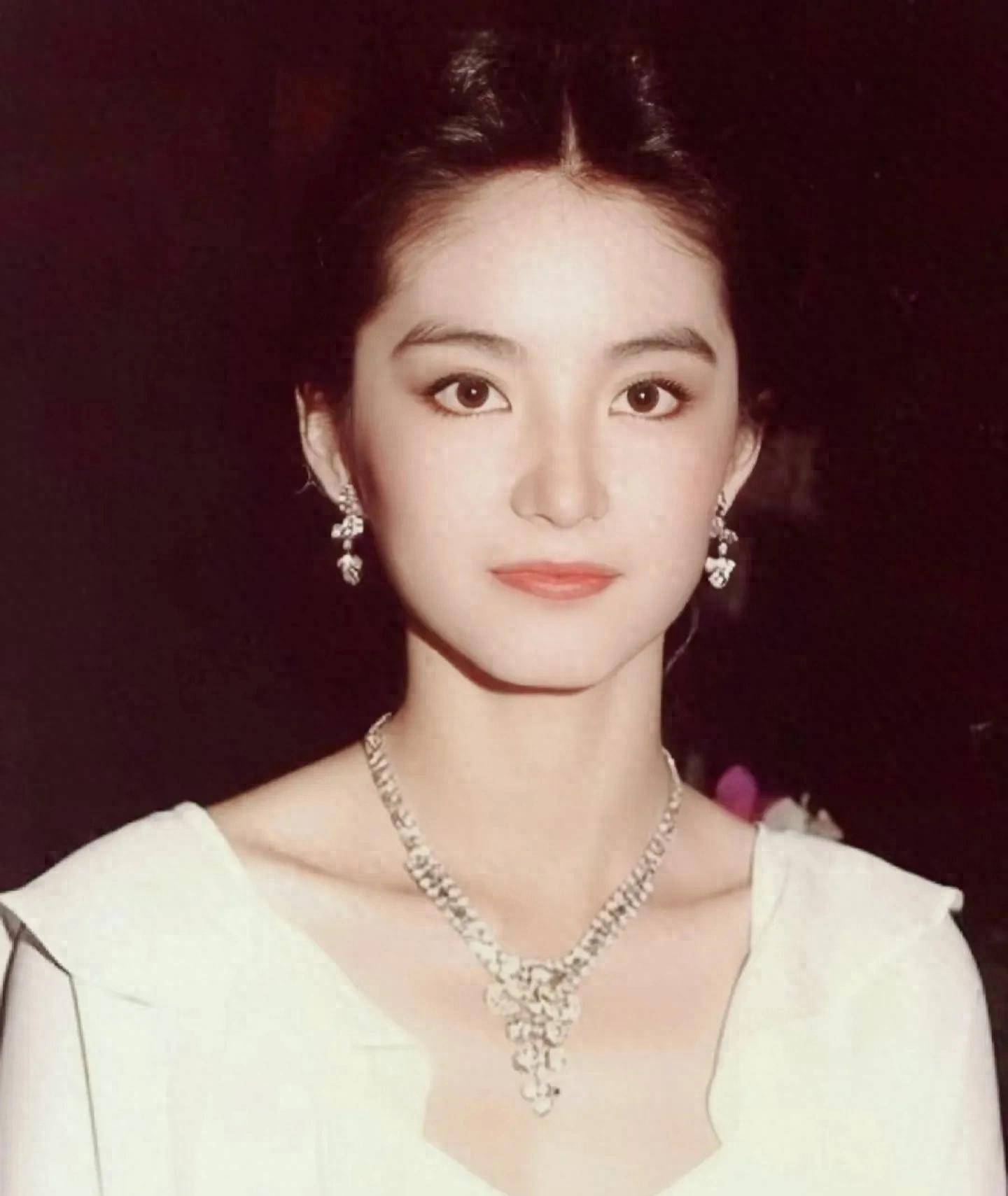 林青霞这颜值不愧是金庸都夸美的不像话的人,这20张照片绝了!