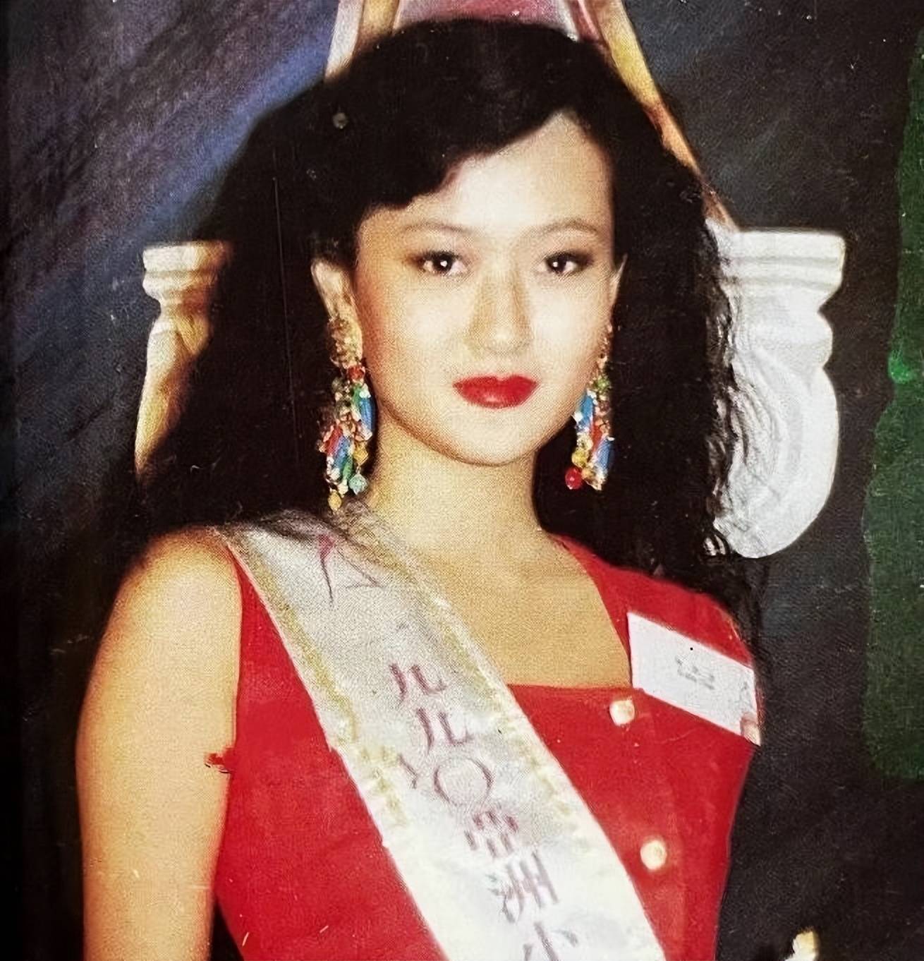 陈宝莲跳楼22年儿子被王菲经纪人抚养长大现在酷似干爹黄任中