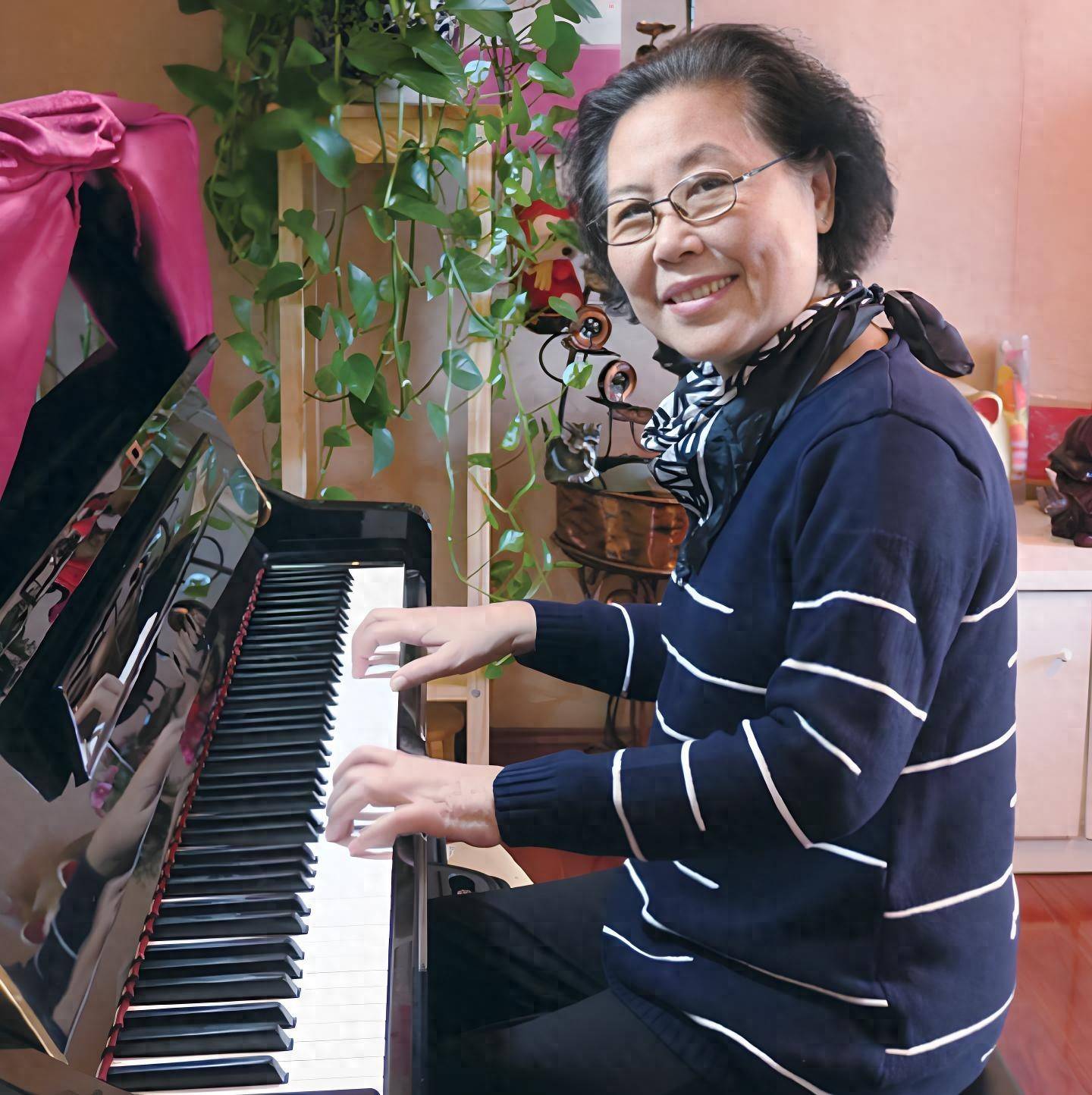 歌唱家卞小贞:嫁平凡丈夫婚姻有泪,将脑瘫儿子打造成小老板