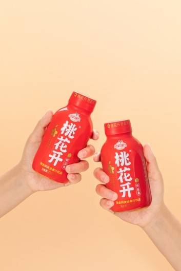 从喜宴到考场，“桃花开”让好运文化全域传播 一瓶果汁，一份祝福：“桃花开”为高考学子加油打气