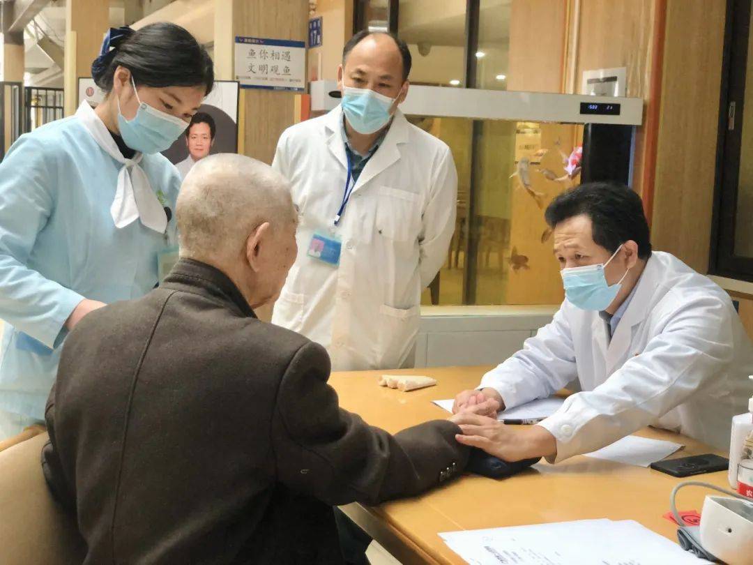 包含北京大学第一医院代挂专家号服务老人体检全程引导，安稳完成检查的词条