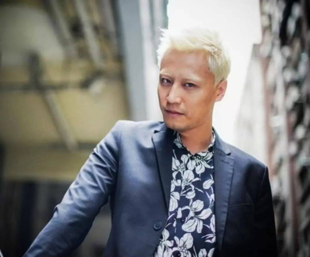 港星曝无戏拍,找人应酬喝到拉血,去年更与小16岁女友分手