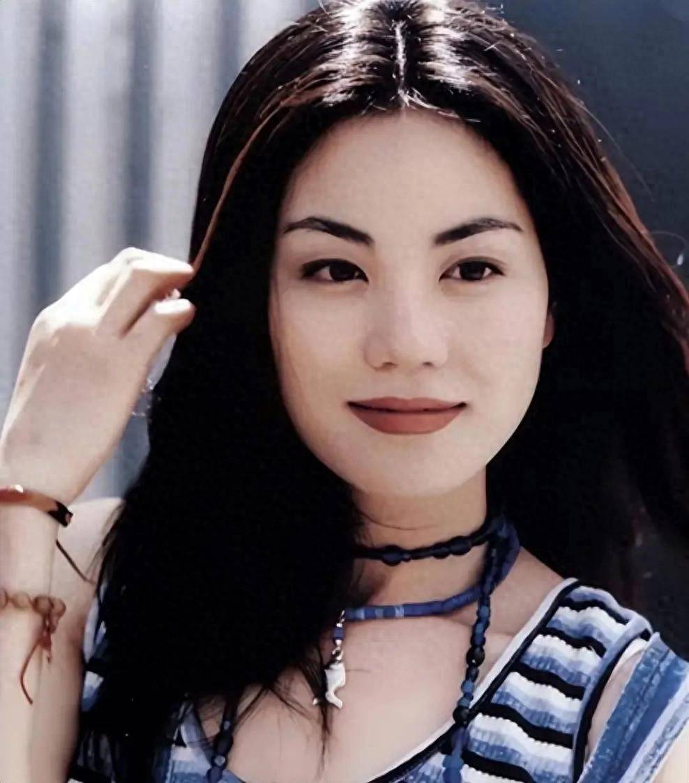 王菲年轻旧照清纯甜美与清冷气质并存,她的颜值巅峰令人怦然心动