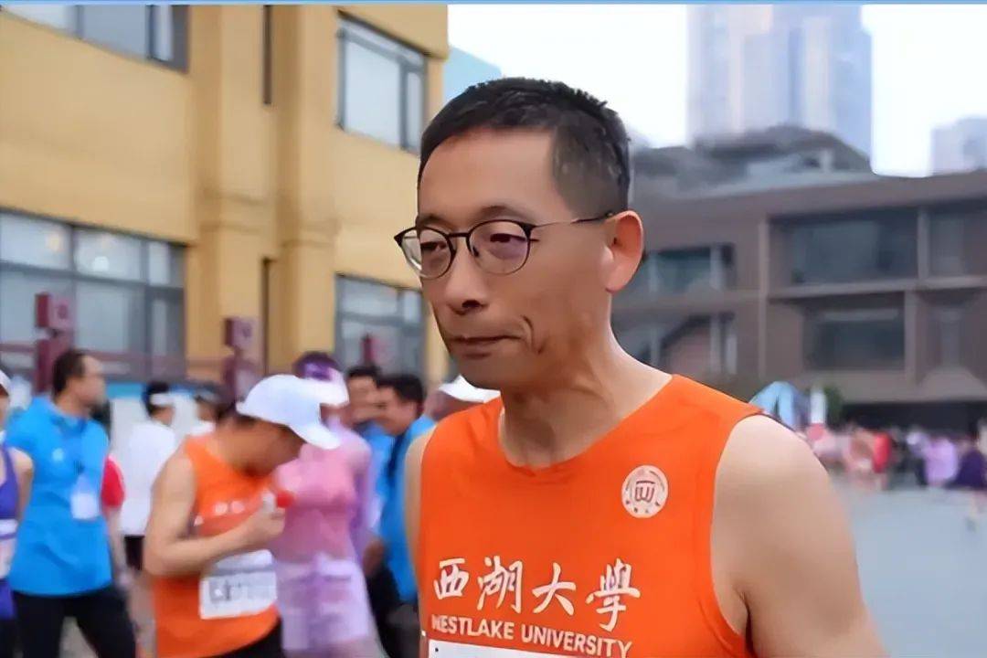 中国科学院院士施一公,58岁再战重庆马拉松,跑步16年,全马"破4",半马
