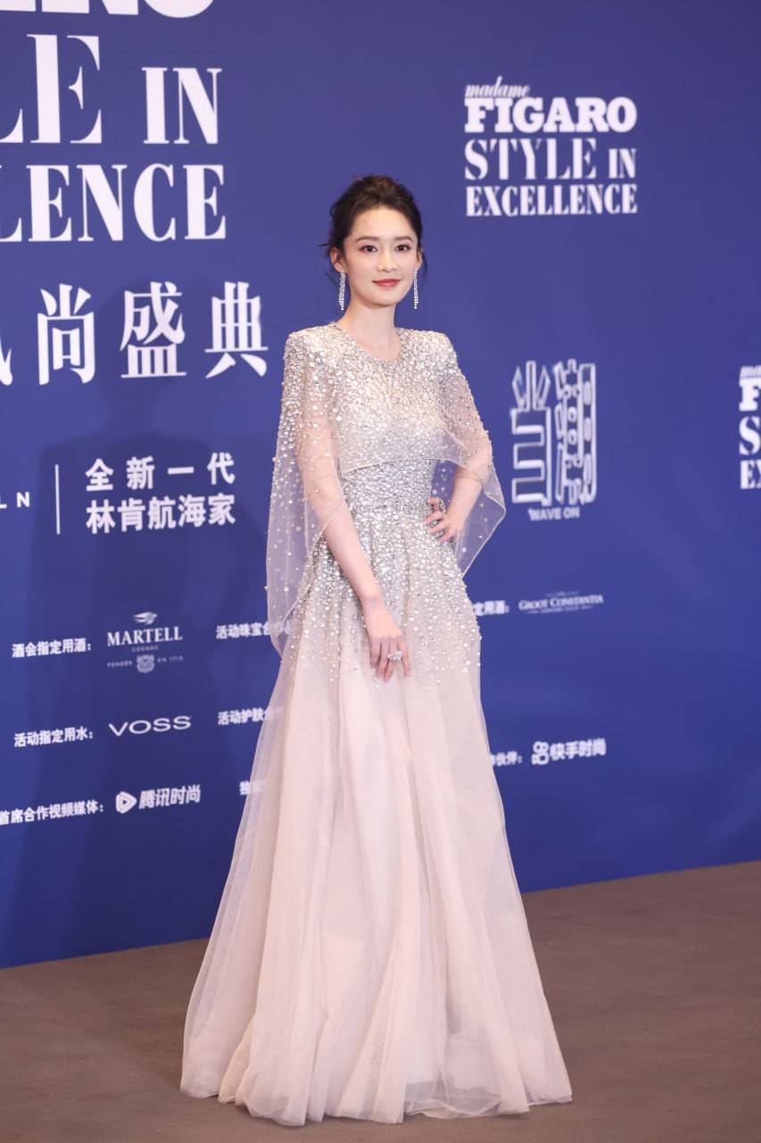 35岁李沁亮片纱裙穿搭仙气十足一抹红唇很吸睛轻松美回18岁