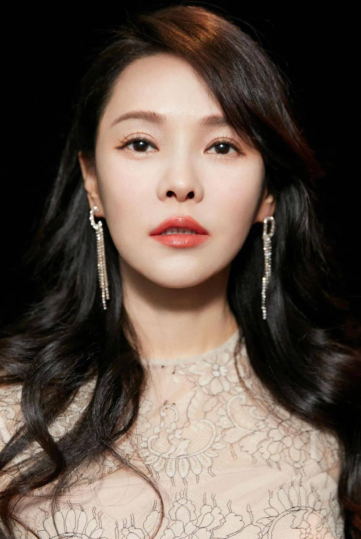 57岁伊能静还在免检生图:是冻龄神话,还是"医美kpi"的胜利?