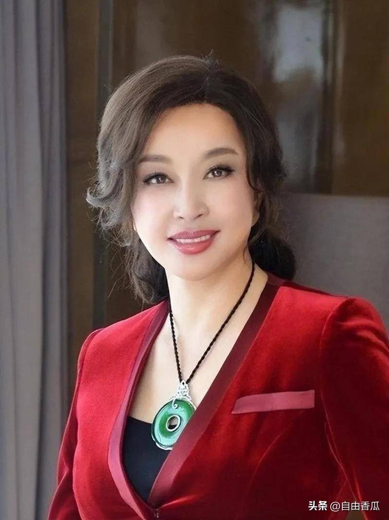 《刘晓庆:岁月不败美人,时尚界的不老传说》