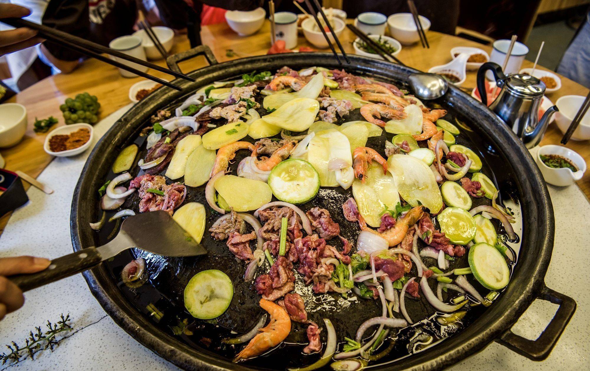 品味水城烙锅:一口铁锅,千年风味