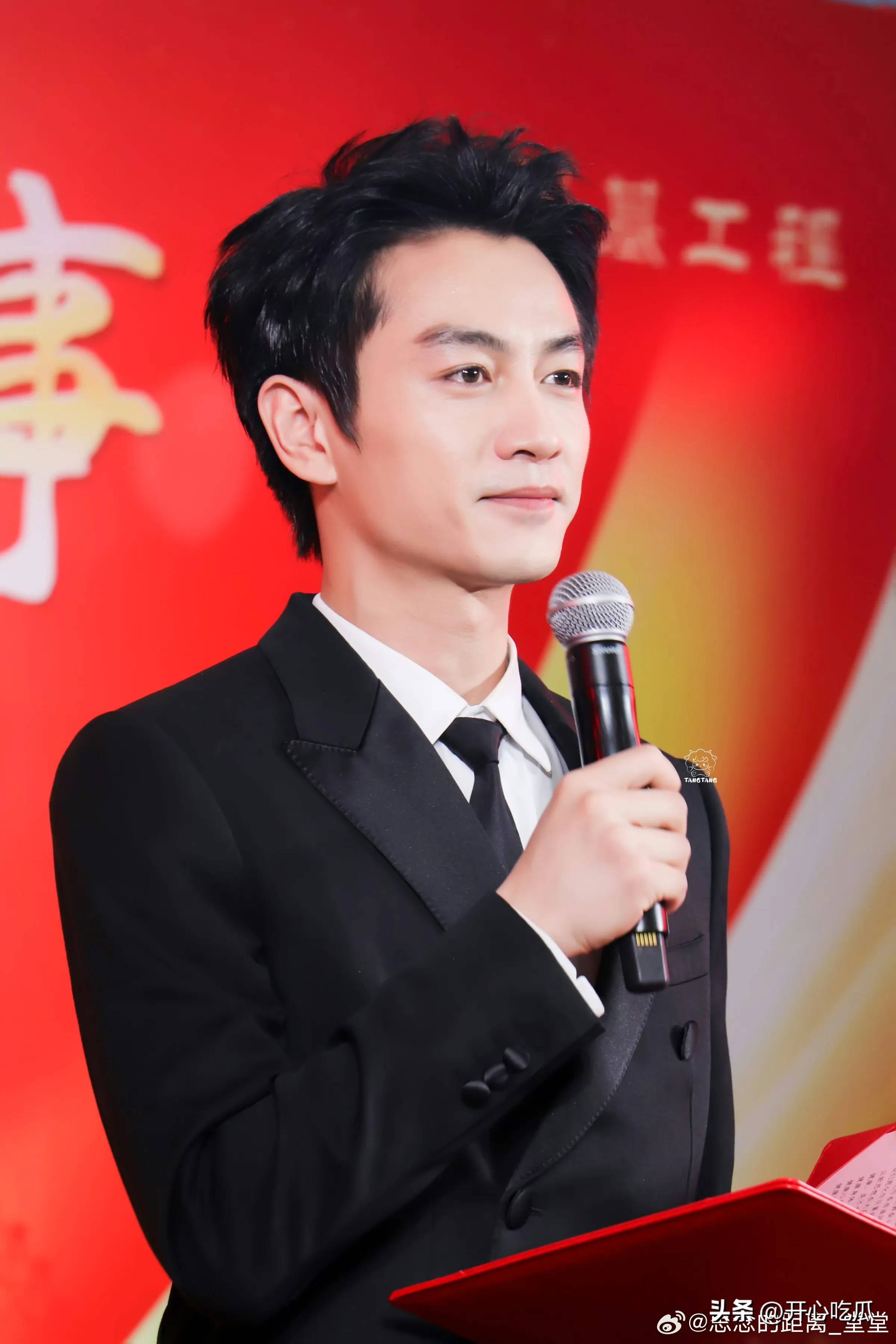 陈妍希素颜出席活动笑靥如花离婚后颜值回春43岁好似23美爆
