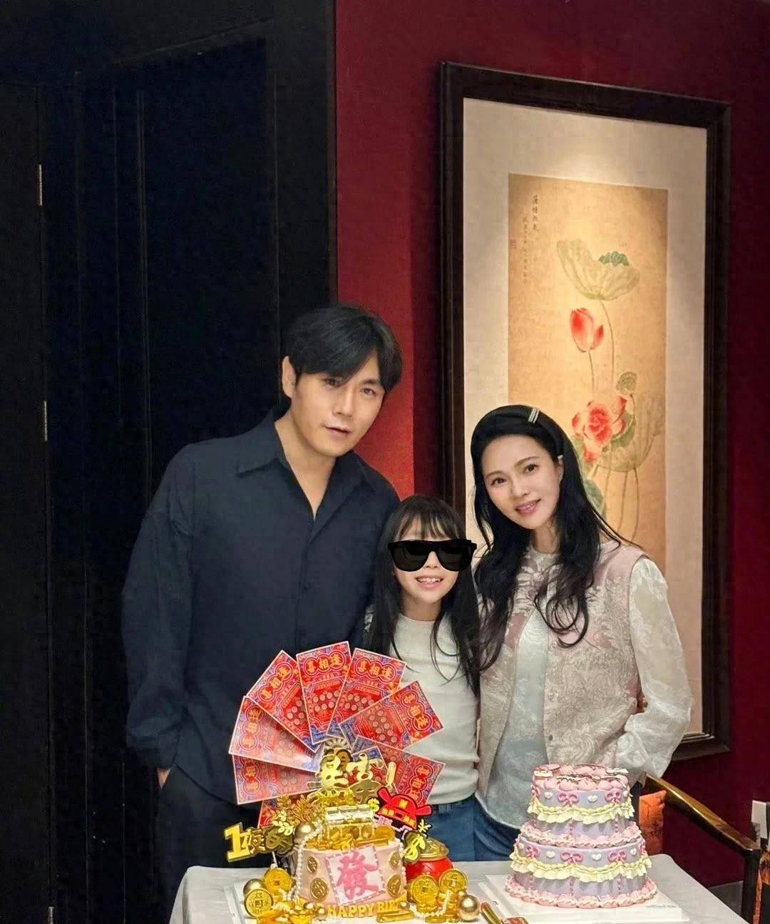 秦昊为老婆伊能静庆祝57岁生日!伊能静感动落泪.