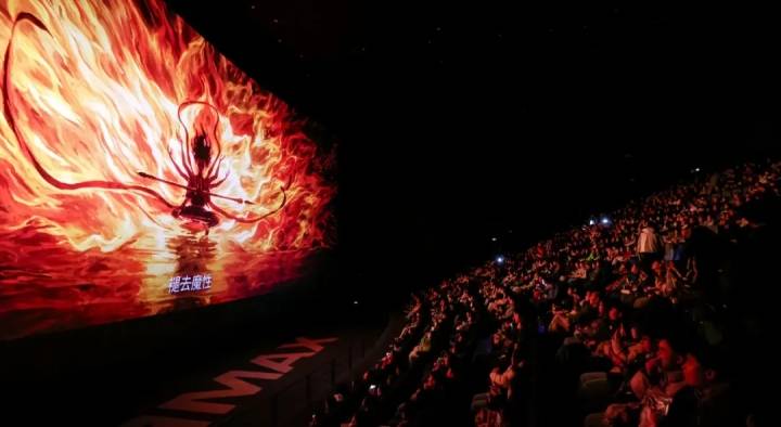 比哪吒还能闹！32米巨幕+全民整活把贵阳送上热搜C位