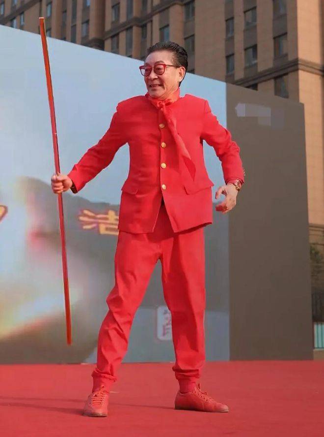 65岁六小龄童济南掀"美猴王"热潮,截红领巾耍金箍棒再现经典!