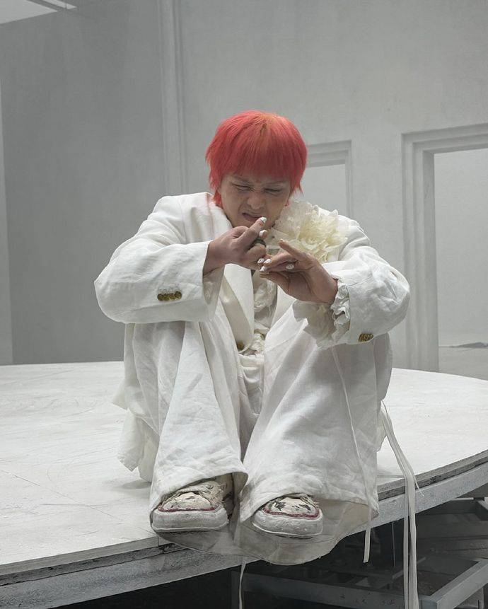 等了8年，权志龙携“Übermensch”世界巡演强势回归！，时隔8载，权志龙个人演唱会门票秒空，新专辑也超值得期待！