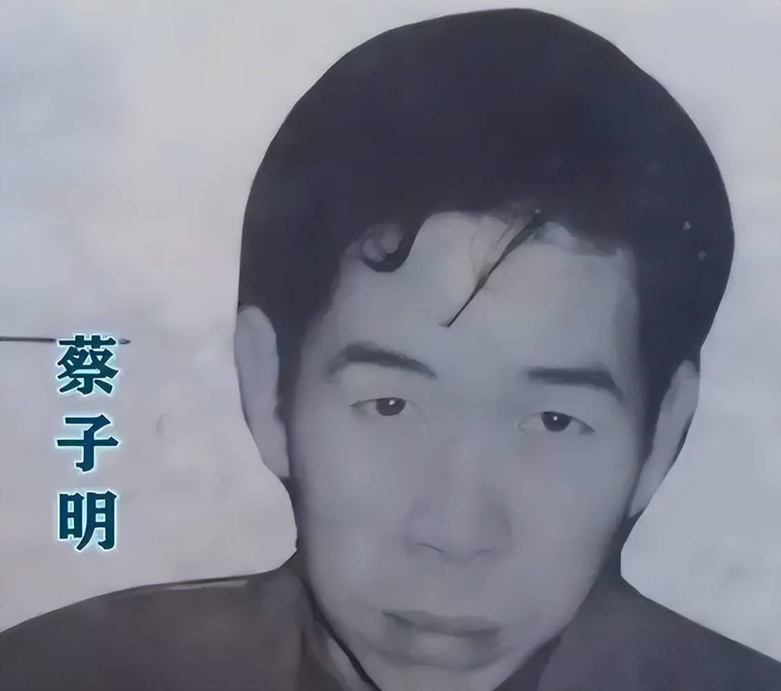 据现场人员回忆,蔡子明直接将砍刀拍在桌上,威胁道:"要么给钱放人,要